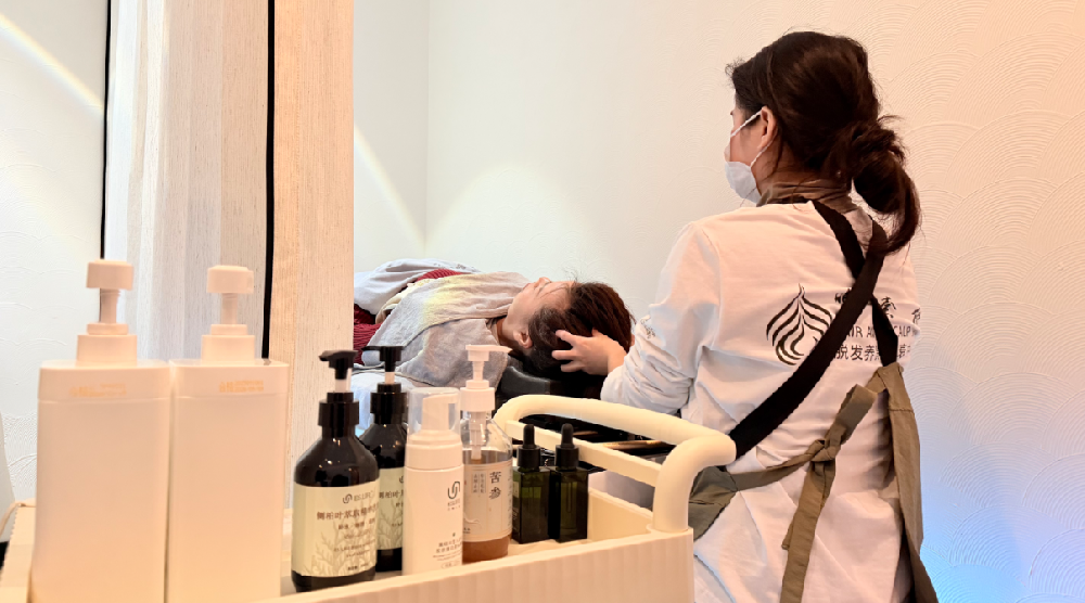 当同行在红海拼杀价格时，唯秦秘如何为加盟商开辟“头皮抗衰”的千亿蓝海市场？