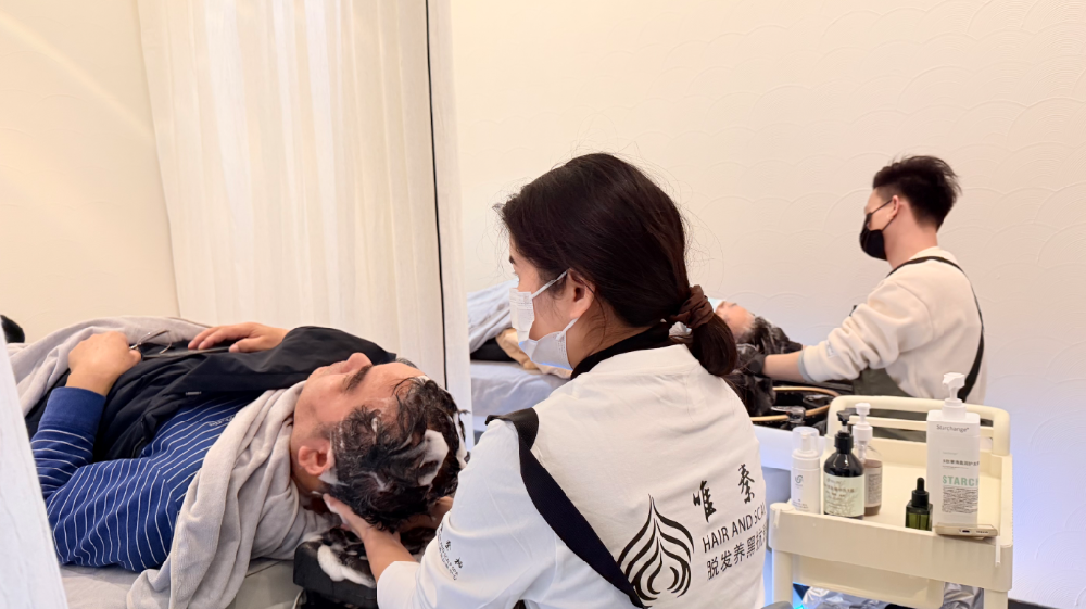 银发经济蓝海市场：唯秦秘养发加盟如何用头皮抗衰方案，收割高净值老龄市场？