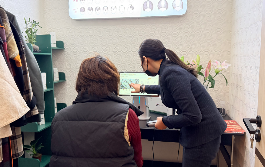 把复杂科技变成简单操作：唯秦秘养发馆加盟如何让高科技养发人人可用？